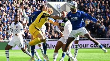 Chelsea gana 2-0 a Everton, pero Dibu Martínez queda KO por golpe en la cabeza