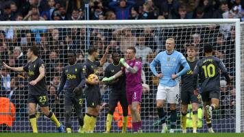 Sigue la mala racha: Manchester City apenas empata de local y Halland falla un penal