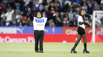 “No cualquiera canta antes de Ricky Martin”: Artista boliviano inaugura uno de los estadios más importantes de Chile