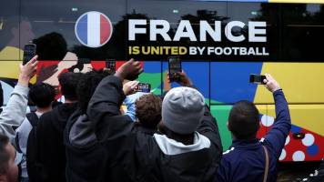 Francia comienza la Eurocopa sin olvidar la crisis política; Ucrania pensando en la guerra
