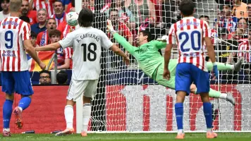 Atlético golea 5-2 al Real Madrid en el derbi y le quita el invicto en La Liga