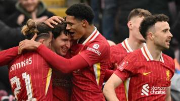 El Liverpool avanza en Copa con autoridad y el primer gol de Chiesa