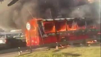 Video: Así fue el incendio de un bus que llevaba hinchas de River al Monumental