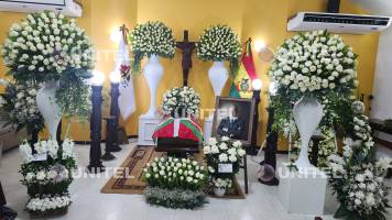 Con flores blancas, así dan el último adiós a Azkargorta, el hombre que llevó a Bolivia al Mundial de 1994