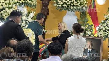 Lara asiste al velorio de Azkargorta y plantea construir una estatua en su honor en el Hernando Siles