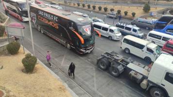 ¡De no creer! Bus para recibir a Sao Paulo hace extensa fila por diésel en La Paz