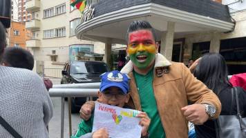 La fiesta y el colorido lo pone el hincha en la previa al duelo Bolivia - Paraguay