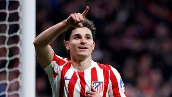 Julián Alvarez sigue sus entrenamientos con el Atlético camino del fin del mercado