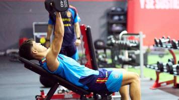 España se ejercita en gimnasio tras aplazarse entrenamiento sobre el césped por tormenta