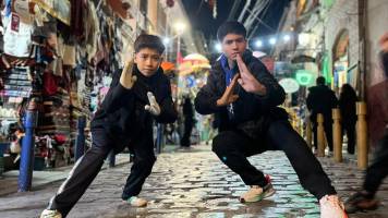 Hermanos medallistas venden manillas para cumplir el sueño de representar a Bolivia en el Panamericano de Wushu