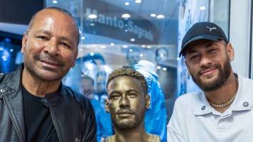 Neymar duda sobre su futuro y su padre lo anima a seguir