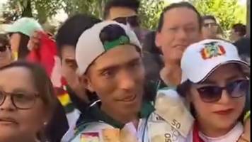 Bolivianos en París hicieron sentir su cariño a Garibay, hasta le prendieron Euros en su ropa