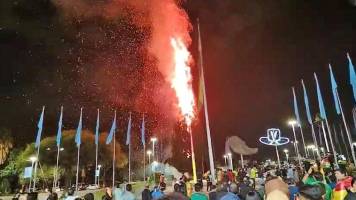 Un pino arde en plena Plaza de las Banderas en medio del festejo por la victoria de Bolivia