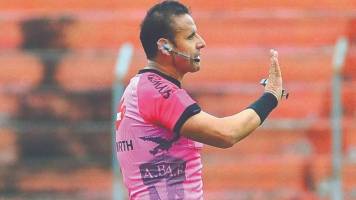 Suspenden de manera indefinida a Gery Vargas por fallo en la expulsión de Vila ante el Tigre