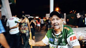 Muere ‘doña Choquita’, la ferviente hincha de Oriente; el club anuncia que ayudará a su familia