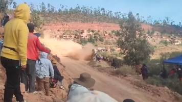 Auto de carrera vuelca sobre un grupo de personas ¿Cuál es el estado de los afectados?