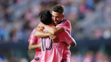 Con una pintura, Messi guía triunfo del Inter en la MLS y rinde tributo a Alba
