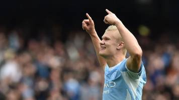 City sobrevive a un partido loco y lidera en solitario la Premier League