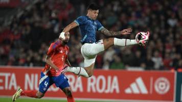 Chile golea y toma vuelo antes de la Copa América a costa de Paraguay