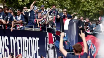 El PSG se da un baño de masas como campeón europeo en los Campos Elíseos de París