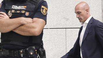 Luis Rubiales es trasladado por la Guardia Civil a su llegada a Madrid