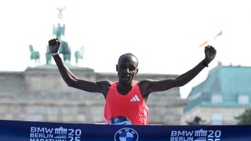 El keniano Sawe suma tercera victoria en Berlín y es el mejor corredor de maratón del mundo