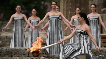 La llama olímpica de los Juegos de París 2024 es encendida en Olimpia, en Grecia