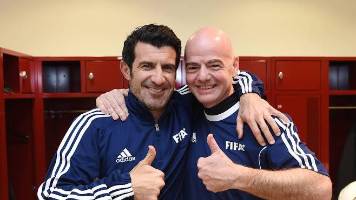 Figo pide la dimisión de Infantino: “Es el comportamiento más bajo y cobarde que he visto”
