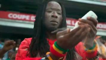 ¿Último recurso? Captan a hincha de Ghana realizando “un ritual” durante el partido de su selección 