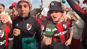 Video: hinchas de River aparecen con bolsas de coca en la previa a la final del fútbol argentino