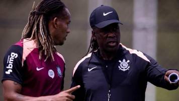Clarence Seedorf debuta con la misión de parar la caída libre del Corinthians