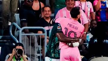 Mucho más que rivales: El abrazo viral entre Lionel Messi y Jhohan Romaña en la vuelta del argentino