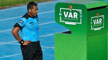 Los clubes alquilarán equipos de sonido para que los árbitros comuniquen las decisiones del VAR en el estadio