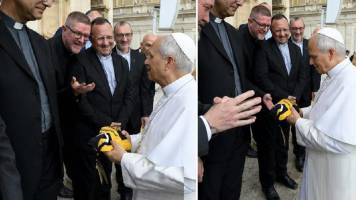 El Papa León XIV recibe de regalo una camiseta de The Strongest en el Vaticano