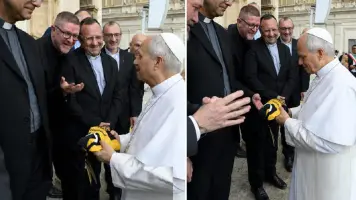 El Papa León XIV recibe de regalo una camiseta de The Strongest en el Vaticano
