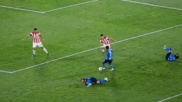 ¡Choque cómico! Dos futbolistas de Blooming se estrellaron y se volvieron virales