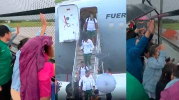 Ni la lluvia los detuvo: Hinchas recibieron a La Verde en Tarija 