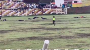 Video: Futbolista muere y otros quedan heridos luego que un rayo cayera en plena cancha 