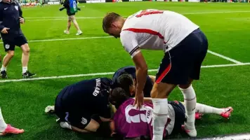¡Insólito! Henderson sufrió grave lesión en pleno festejo de Inglaterra