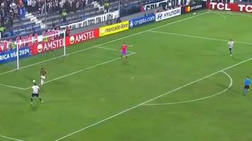 Video: El insólito error que provocó un gol en Libertadores que ya es el blooper del año