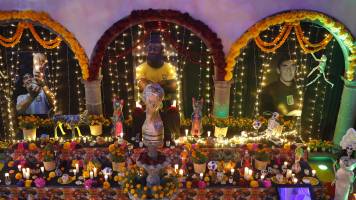 Un altar de muertos en México recuerda a los astros del fútbol Pelé y Maradona