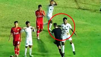 Video: Jugador pierde el control, golpea al árbitro y lo deja inconsciente en pleno partido