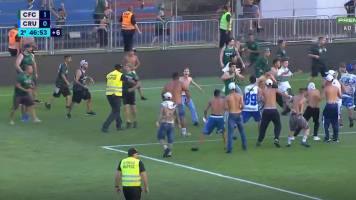 Batalla campal en Brasil: Hinchas de Cruzeiro y Coritiba saltaron a la cancha para agarrarse a golpes