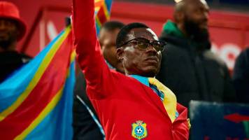 Conoce la historia de Lumumba Vea, el hincha de Congo que permanece inmóvil en todos los partido