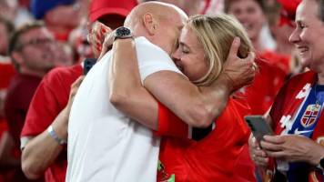 El beso viral del director técnico de Noruega que reveló una historia de resurrección 