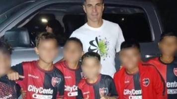Newell’s sanciona a niños de 9 años por sacarse una foto con un jugador de Rosario Central, su clásico rival