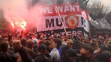 ¿Venden el Manchester United? Los aficionados salen a las calles para protestar contra los dueños