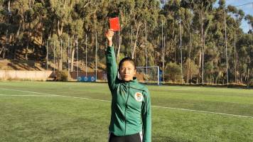 Tarjeta roja al machismo: Lidia, la árbitra que hace pesar su autoridad en las canchas de El Alto