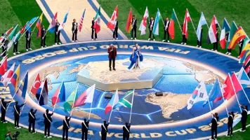 Andrea Bocelli y Ejae se lucen con el Himno oficial del Mundial 