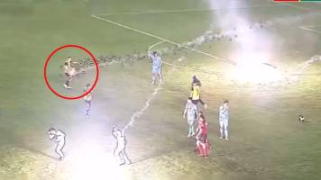 Video: Jugador atigrado fue alcanzado por una bengala en un final violento ante Blooming 